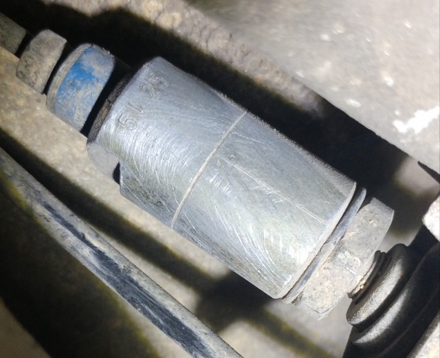 Este es el del 8v,va uno por cada rueda trasera