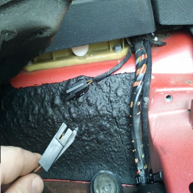 conector bajo moqueta.jpg